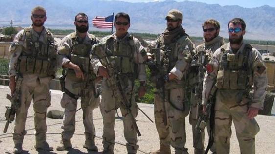 Matthew G. Axelson, Daniel R. Healy, James Suh, Marcus Luttrell, Eric S. Patton v Michael P. Murphy chụp ảnh tại Afghanistan vo ngy 18/6/2005. Mười ngy sau, tất cả trừ Luttrell đ bị qun địch giết khi hỗ trợ Chiến dịch Red Wings. Trận chiến ny cũng đ cướp đi sinh mạng của Danny Dietz v 13 Hải qun khc. (Getty)